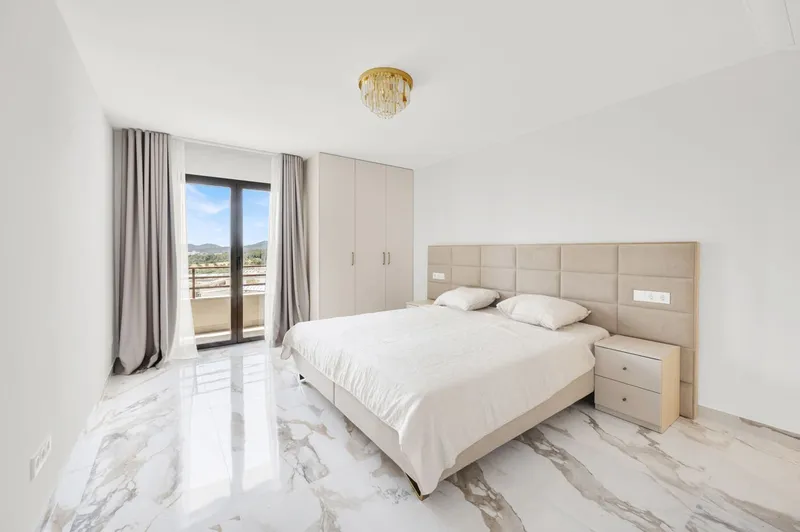 First occupancy after renovation: Exclusive apartment with pool, terrace & southwest-facing balcony — photo 3