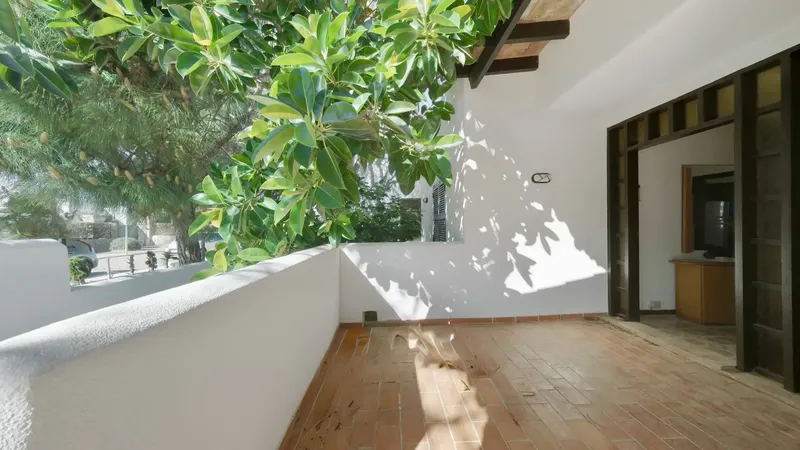 This charming bungalow with great potential is located in an attractive and quiet residential area of Sa Coma, just a few minutes from the sea. — photo 2