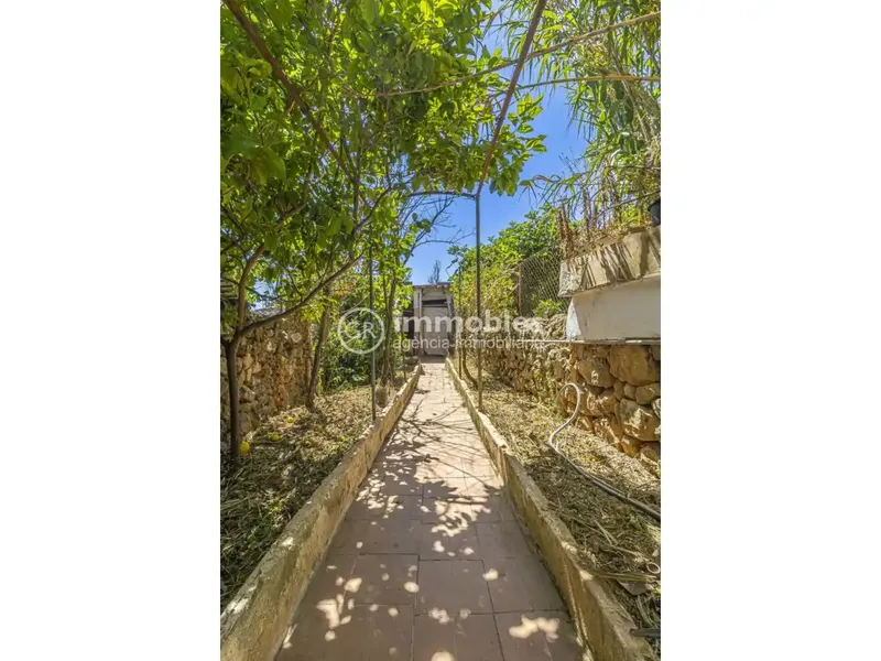Discover this three-story property located in a quiet pedestrian alley with no car traffic, a corner that guarantees absolute peace — photo 4