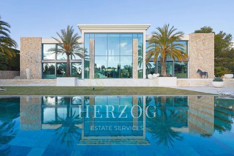 Timeless villa with large plot in a privileged location in Nova Santa Ponsa — photo 1