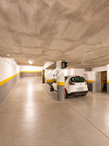 Parking space with storage room — photo 2