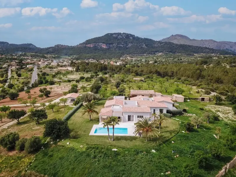 This impressive country villa is situated on a huge elevated plot and is offered for sale near the village of Es Capdellà, Calvià. — photo 3