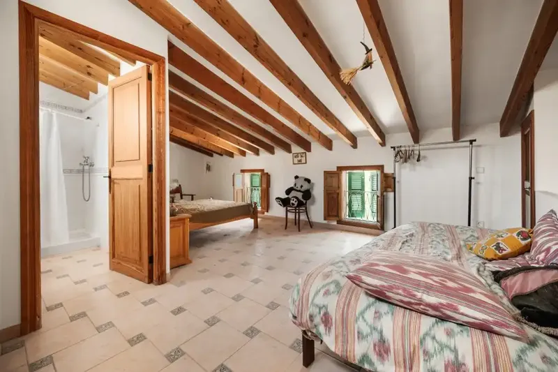 Situated in the heart of the charming old town of Alcudia, this typical Mallorcan house offers 400 m² of living space distributed — photo 8