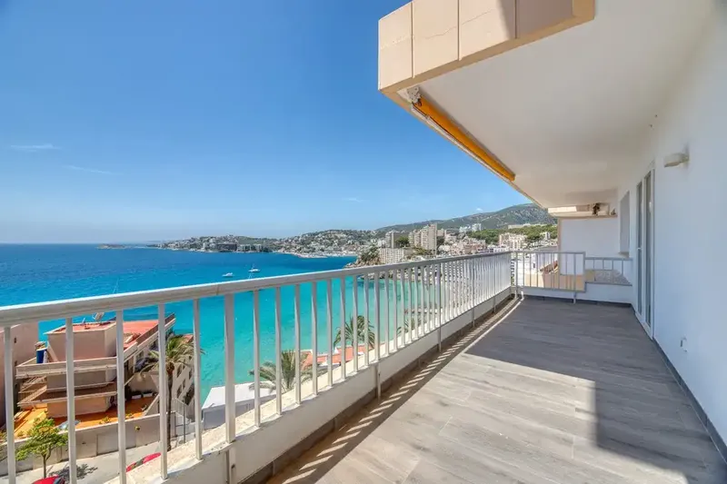 Ideally located in Cala Major, just minutes from the lively capital Palma, this magnificently renovated apartment offers — photo 3