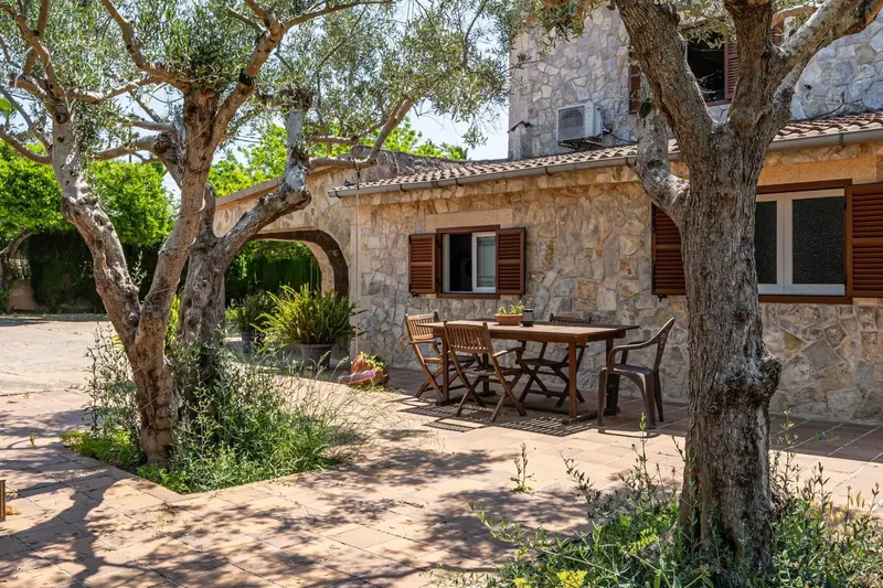 We present this exclusive rustic finca with pool and garden just minutes from Inca. — photo 5