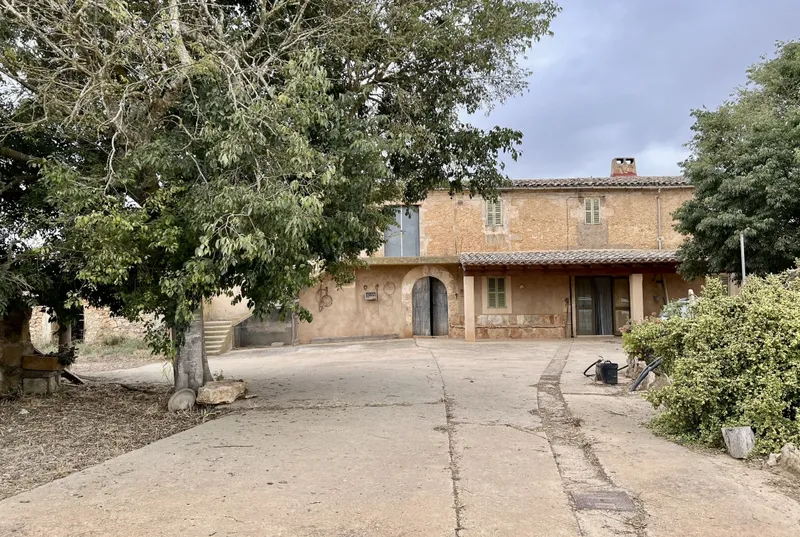 Rustic finca with agricultural outbuildings in Felanitx — photo 1