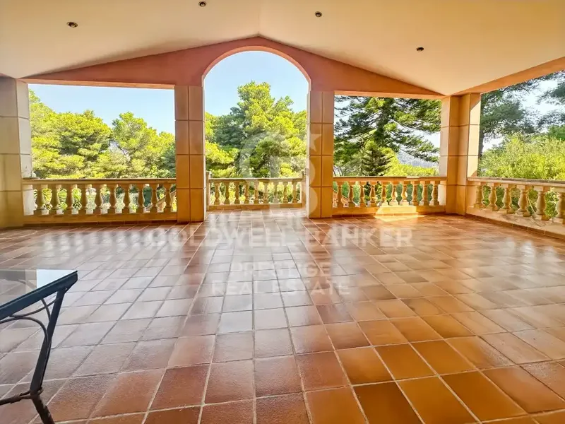 Situated in a privileged position on a mountainside, this magnificent villa of more than 550 m² built combines spaciousness, light — photo 3