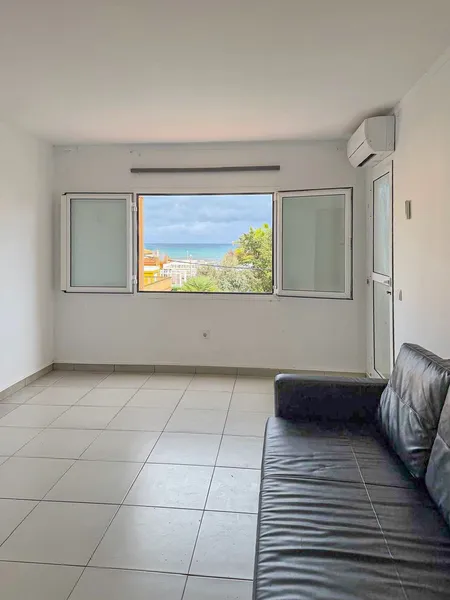 Flat with terrace and sea views to update — photo 6