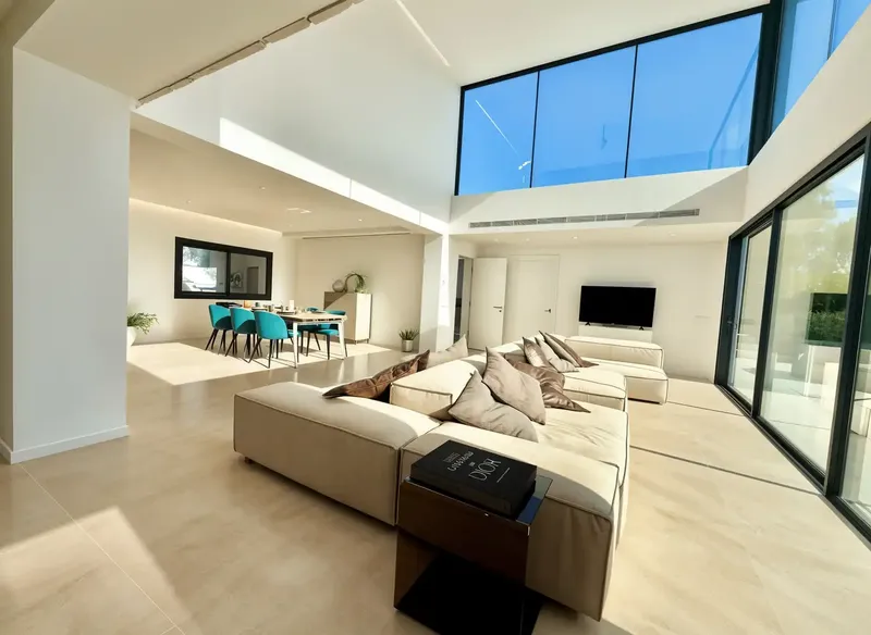 In one of the most coveted residential areas of southwest Mallorca, this exceptional property presents itself as an elegant retreat — photo 4