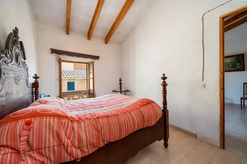 In the heart of Santa Maria del Camí, one of the most charming and sought-after villages in Mallorca, we present this authentic townhouse — photo 12