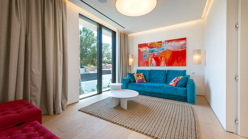 Stunning luxury villa in Santa Ponsa with an impressive design in a quiet location — photo 11