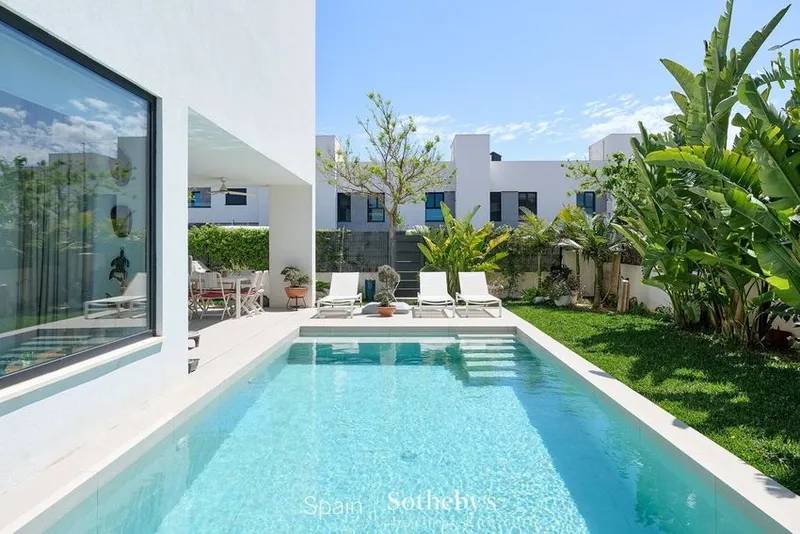 Detached house or chalet in Calle del Pelicà, Les Maravelles, Palma de Mallorca — photo 1