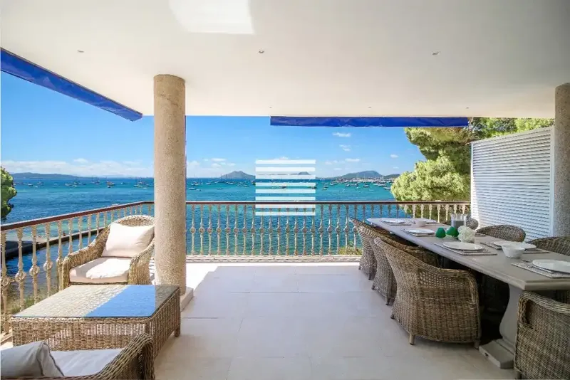 Spectacular beachfront apartment in one of the most privileged locations of Puerto Pollensa — photo 1