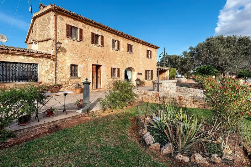 Discover this charming rustic villa in the exclusive area of Sa Casa Blanca — photo 2
