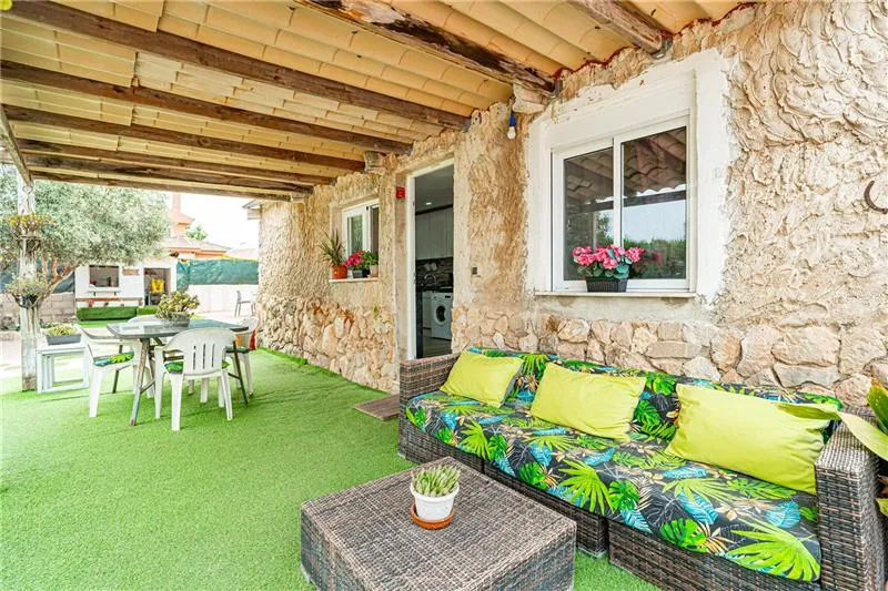 Detached house with a swimming pool on a plot of approximately 1,100 m² — photo 8