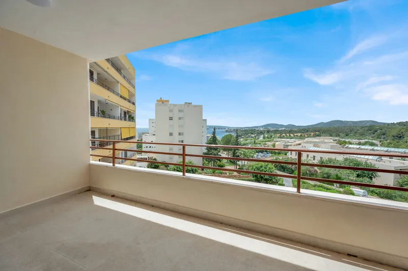 First occupancy after renovation: Exclusive apartment with pool, terrace & southwest-facing balcony — photo 9