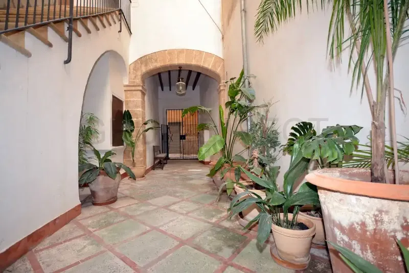 Located in the heart of Palma, Sant Jaume is one of the most elegant neighborhoods in the city. Its stylish residents frequent the wine bars — photo 1