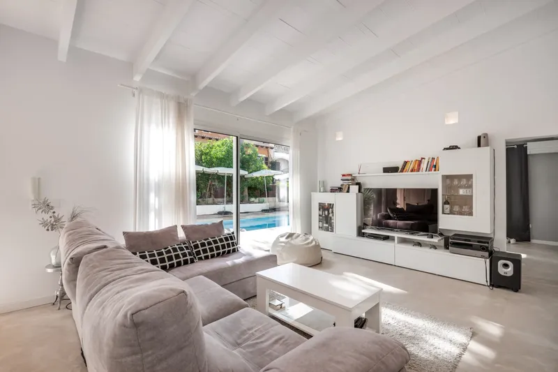 Idyllic chalet in Port Verd — photo 2