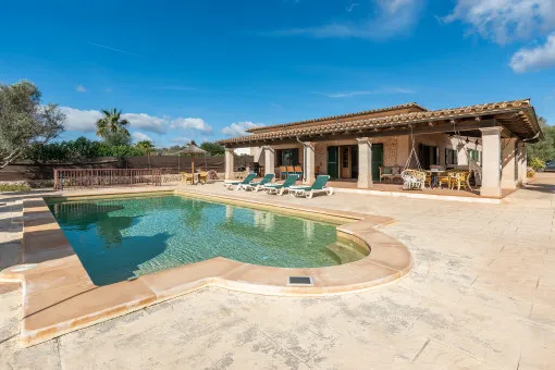 Santanyi: Inviting natural stone finca with pool and holiday rental license on the outskirts of Santanyi — photo 1