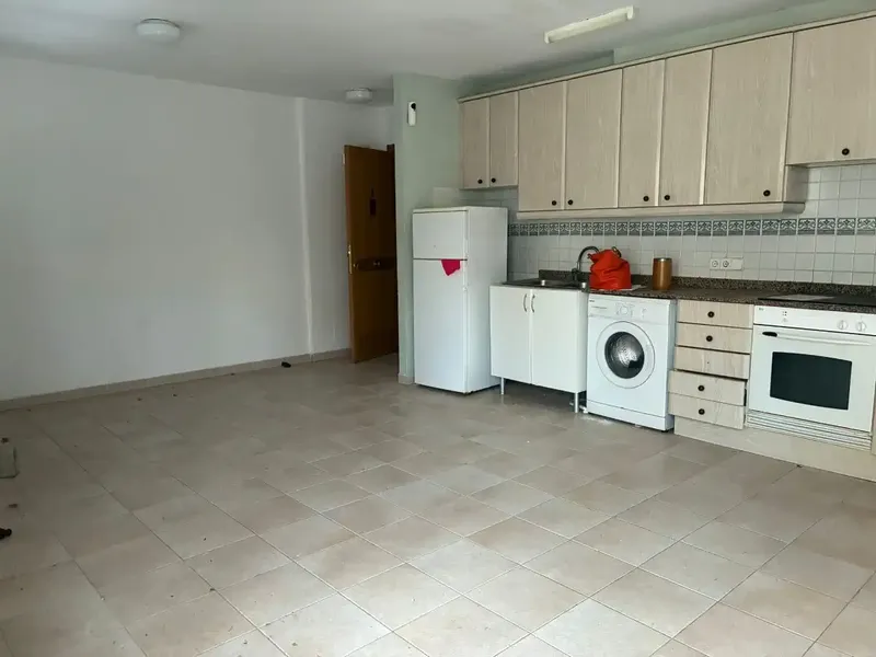 Luminoso apartamento situado en una segunda planta sin ascensor, en una ubicación muy cómoda y muy cerca de todo tipo de servicios, comercio — photo 2