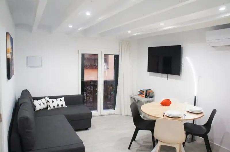 Moderno apartamento en planta ideal para 2 personas, totalmente equipado para alquilar por meses, maximo 9 meses. El precio incluye gastos d — photo 2