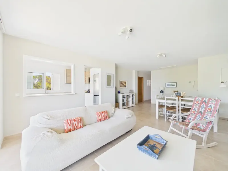 An apartment with an excellent location, three bedrooms, two bathrooms and communal pool, ideal for those seeking a temporary rental — photo 11