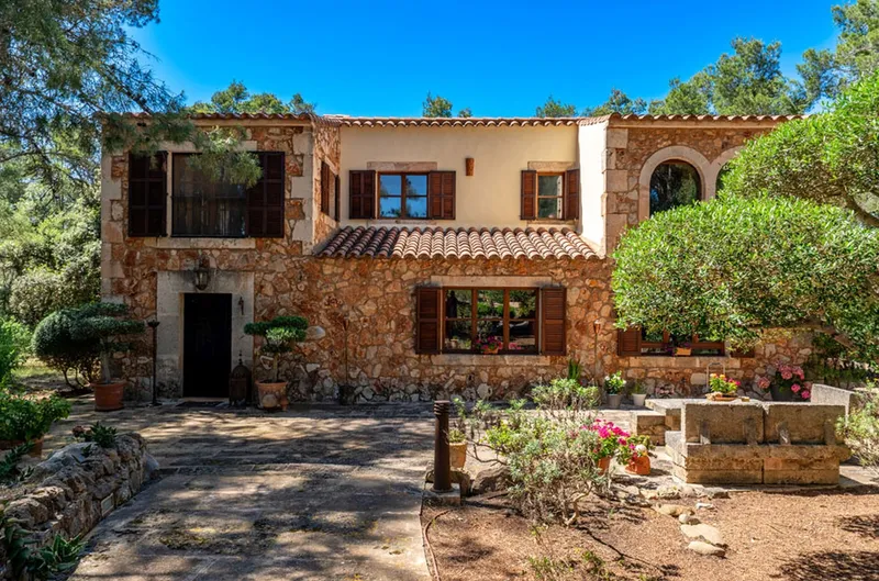 Self-sufficient finca near Portocolom with guest house at woodland edge — photo 1