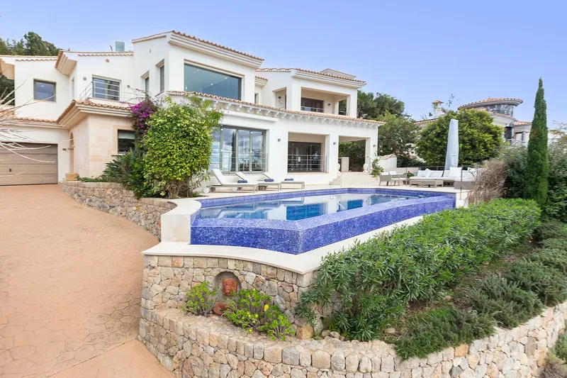 Luxury villa in an elevated hillside location with dream views — photo 3