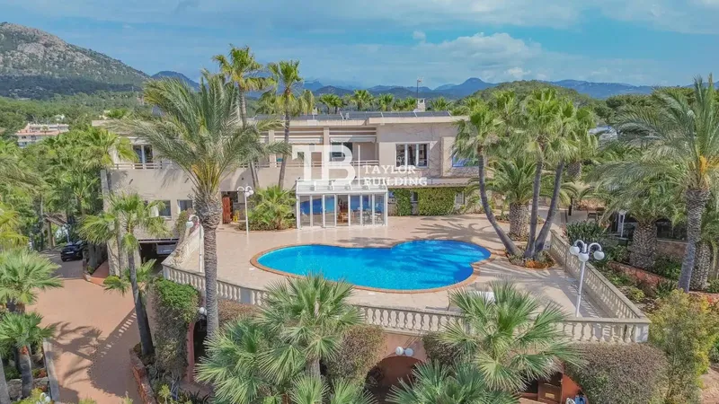Taylor Building Real Estate presents this exclusive Mediterranean-style villa located in the prestigious area of Peguera, in Calvià, a d — photo 1
