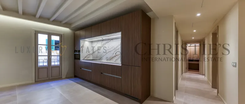 Large renovated apartment in Palma with communal roof terrace with sea views — photo 2