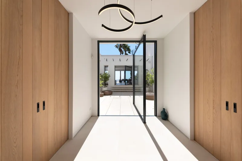 Frontline villa with direct beach access in Port Verd — photo 11
