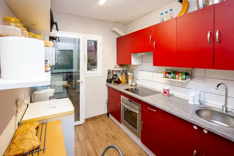 Discover this cozy ground floor apartment in Son Ferrer, a quiet residential area known for its excellent quality of life and its — photo 1