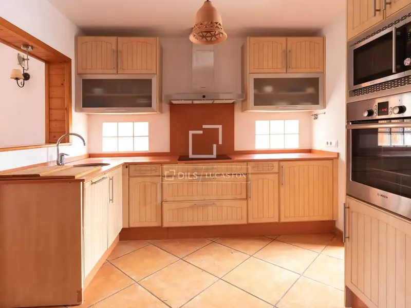 Located in the quiet residential area of Bahía Grande, this detached villa, approximately 175 m² built on a plot — photo 10