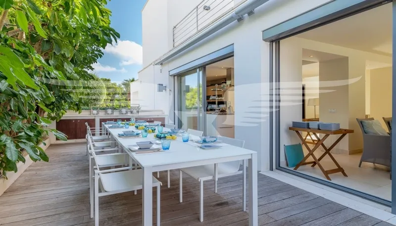 Light-flooded sea view villa in a prime location — photo 8