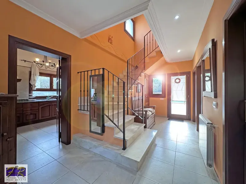 We present this magnificent single-family home, located in the sought-after Bonaire urbanization in Alcudia. Built in 2008 with a high — photo 11