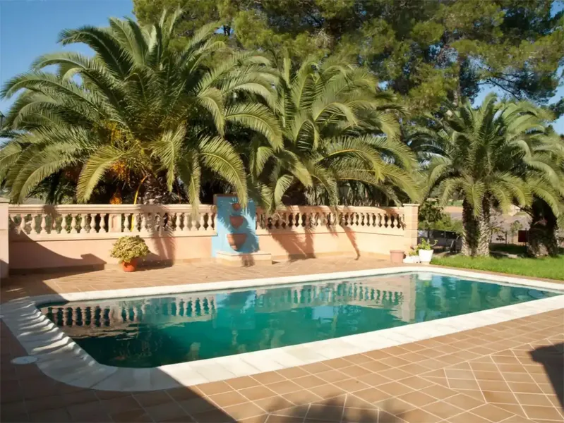 Finca de 17300m2 de terreno con diversas edificaciones, casa principal de unos 180m2 mas terrazas y 800m2 en varias naves. — photo 1