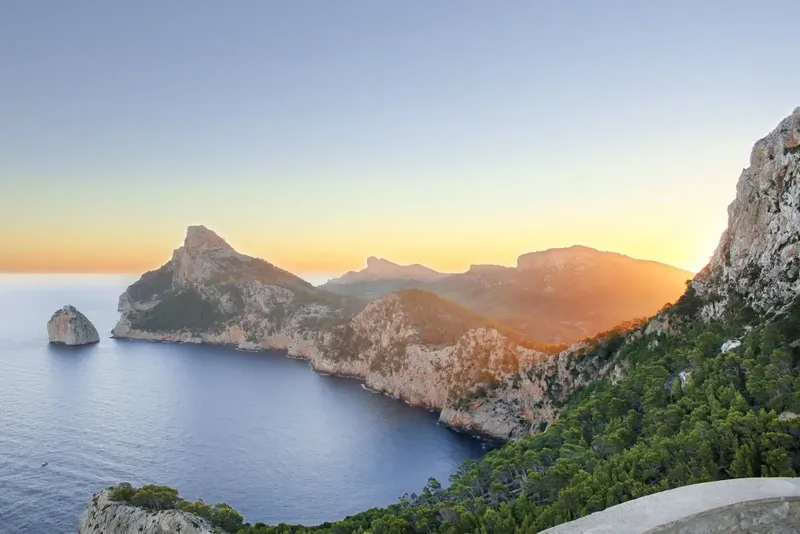 This 350 m2 stone-clad villa, built in the 1960s in the exclusive Formentor urbanization in northern Mallorca, impresses — photo 2