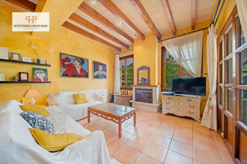 This spacious detached house is located in a quiet area at the foot of the Serra de Tramuntana, a World Heritage Site — photo 3