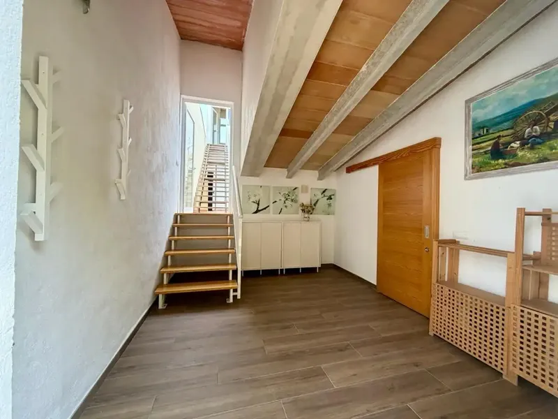 Fully renovated rental home in excellent condition — photo 2