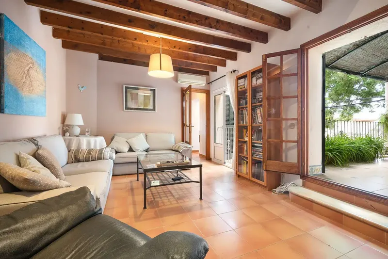 House of 222 m2 in Pollença with garage for a small car and approx. 30 m2 of terraces and patio. It has 4 bedrooms, one of them on the ground floor — photo 1