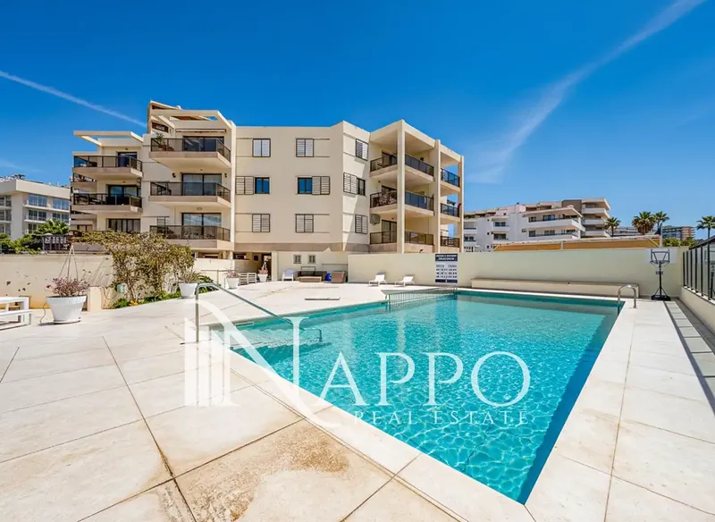 Nappo Real Estate tiene el placer de presentar este atractivo apartamento situado en primera línea de mar en Magaluf, dentro de un cuidado c — photo 1