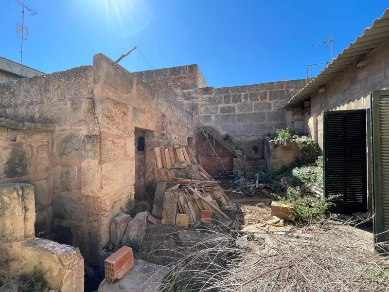 Village house of 239m2 built with high ceilings and exposed beams, garden and garage, located in the heart of the picturesque medieval village — photo 10