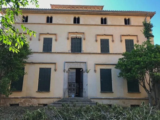 Historic building in the center of Sineu — photo 1