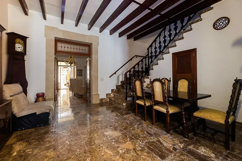 Descubre esta impresionante casa situada en el corazón de Llucmajor, ideal para aquellos que buscan un hogar amplio, con carácter y un gran  — photo 3