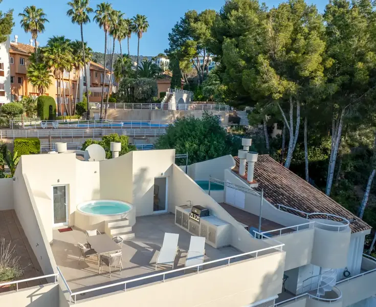 Located near the prestigious Real Bendinat golf course, this recently renovated penthouse offers the perfect blend of sophistication — photo 1