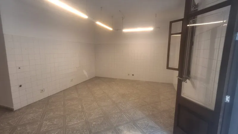Ground-floor shop in a central location of S Horta — photo 9