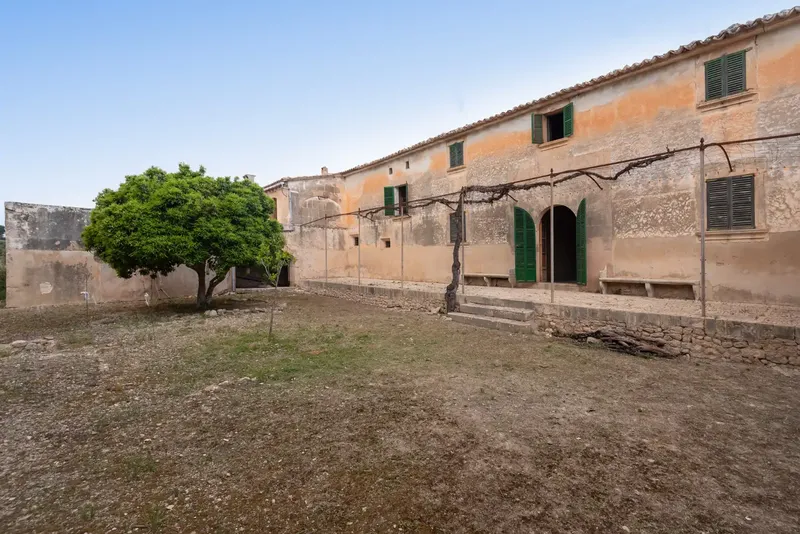 This majestic 16th-century property, with an area of 546,661 m², offers a unique and historic setting. — photo 4