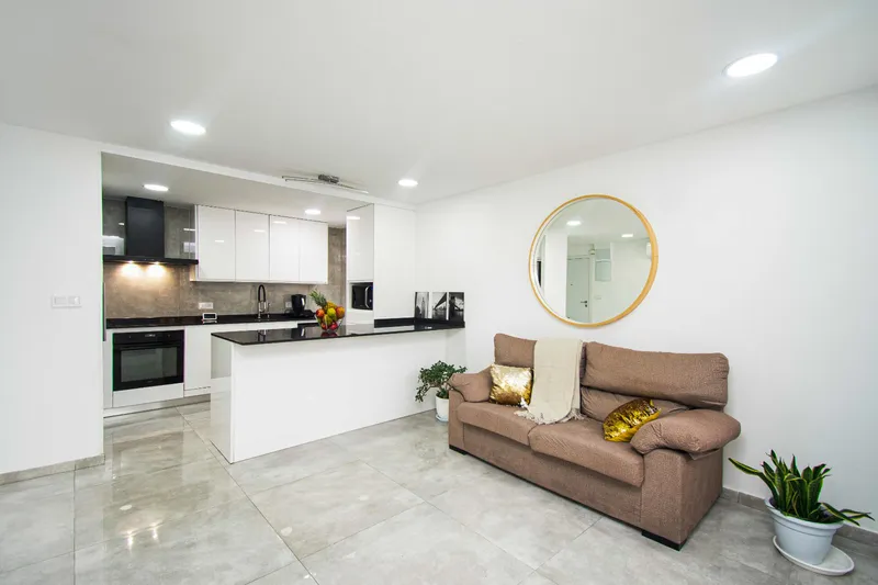 Piso exterior reformado junto a Santa Catalina – listo para entrar a vivir — photo 1
