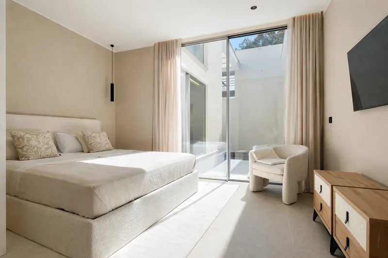 Modern newly built ultra-luxury villa with partial sea views in Portals Nous — photo 10