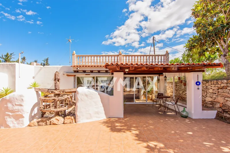 Authentic 6-Bedroom Finca with Apartments for In — photo 3